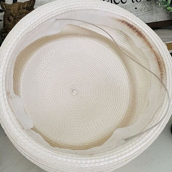 Gorgeous Vintage White 3 Button Embellished Round Hat - Derby Fascinator Church - Picture 6 of 7